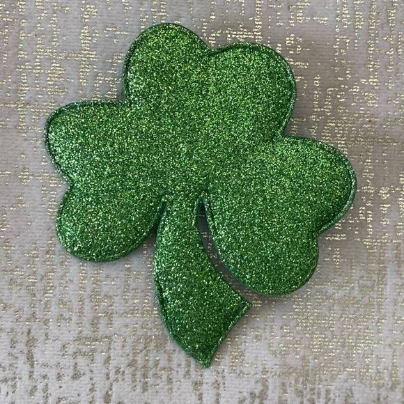 Bundle of Green St Patrick Day Items: Necklaces, Pins, Ribbon & Barrettes. 🍀 - Picture 10 of 13